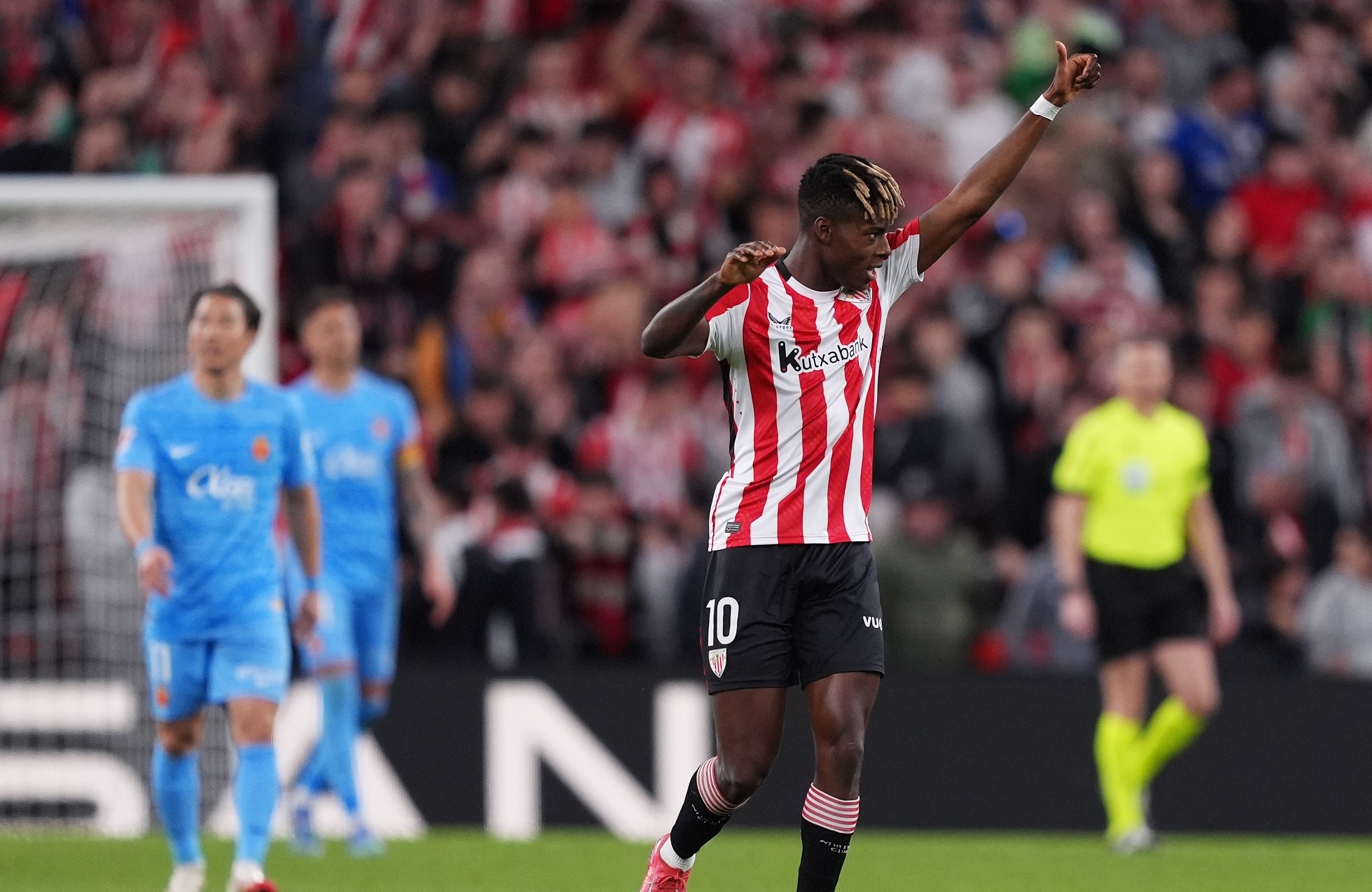 Nico Williams celebrates with the arm in the air after scoring goals against Mallorca.