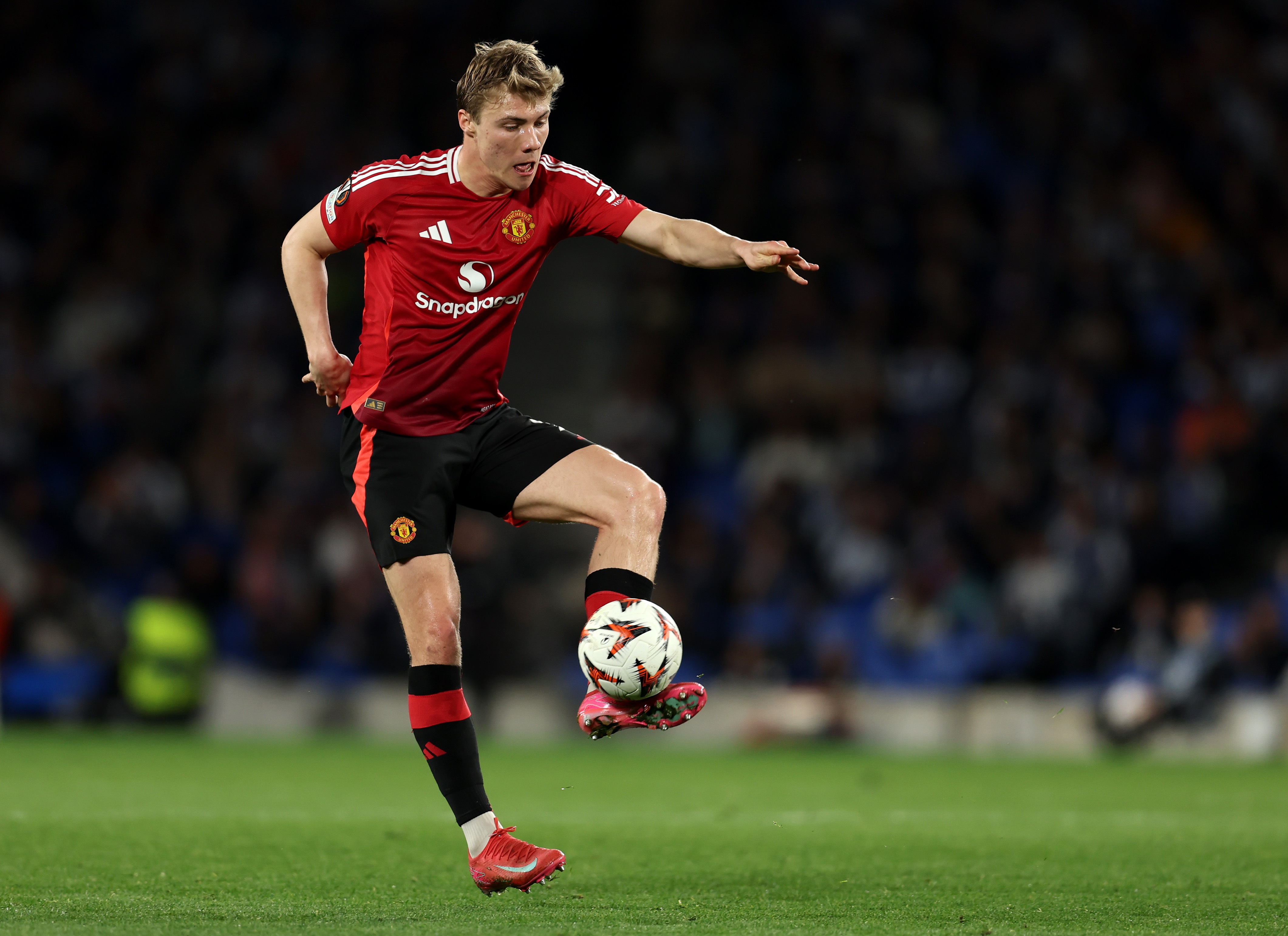 Rasmus Hojlund, manages the ball for Manchester United.