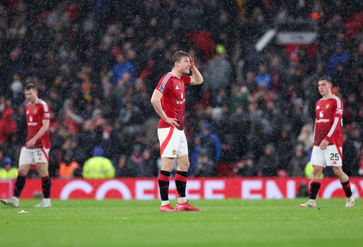 Rasmus Hojlund reacts during Man United vs Ipswich Town