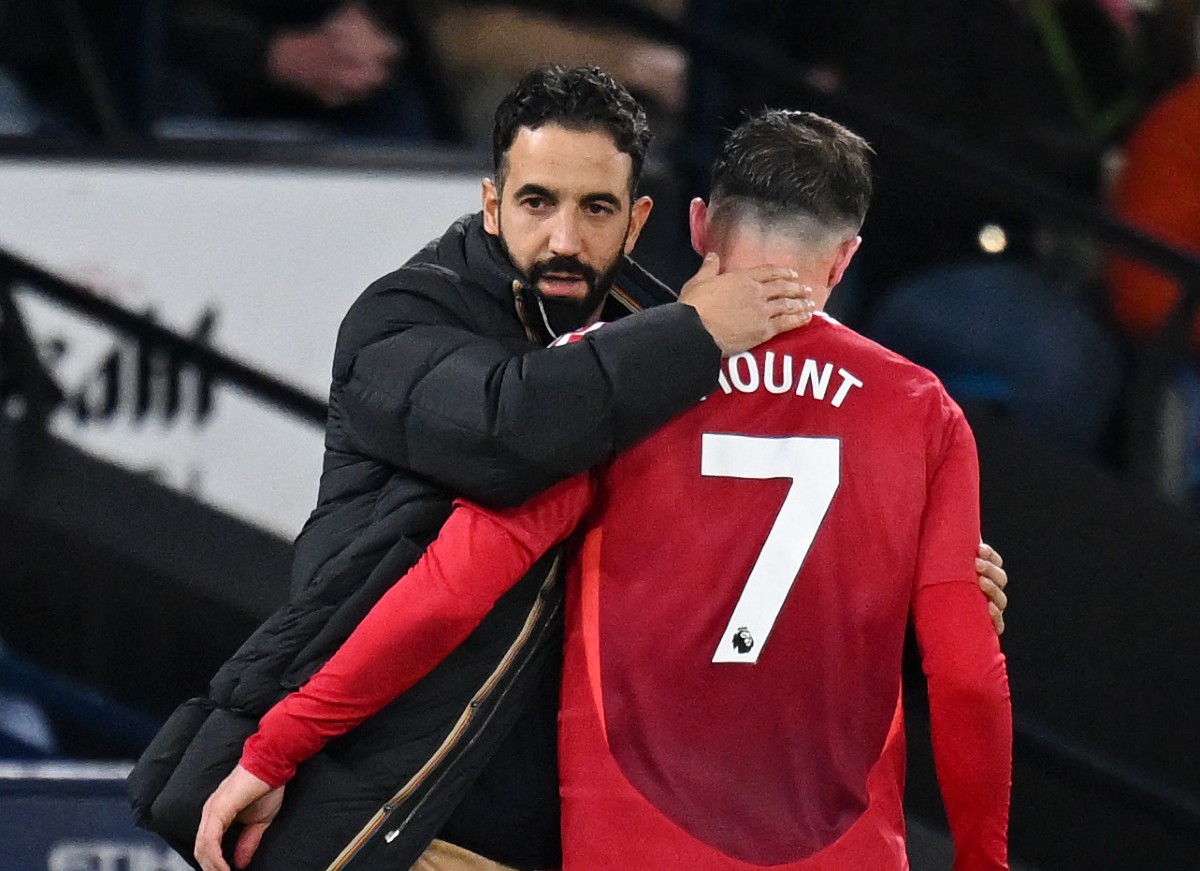 Ruben Amorim hugs Mason Mount after substituting him