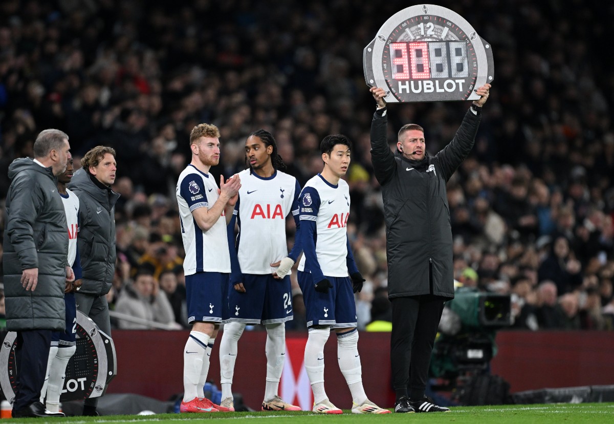 Son Heung-min being subbed on for Tottenham