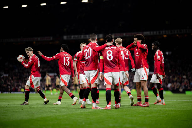 Patrick Dorgu with Man United players