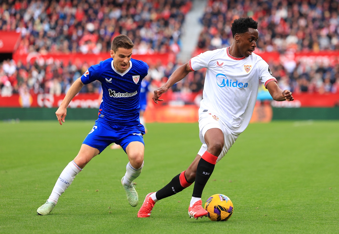 Albert Sambi Lokonga in action for Sevilla