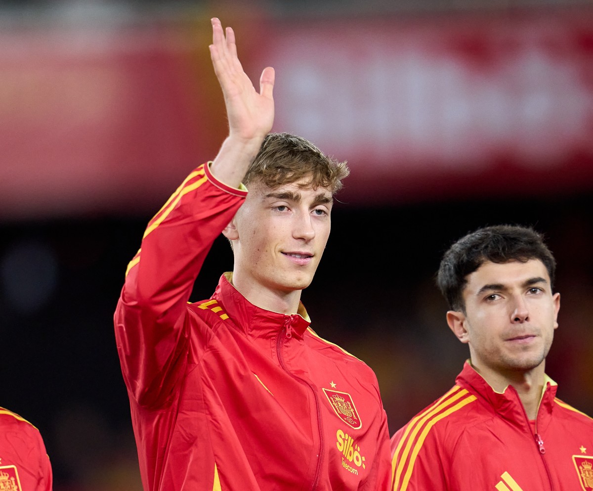 Dean Huijsen lining up with the Spanish national team