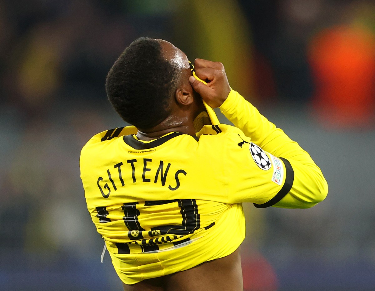 Jamie Gittens reaguje počas Dortmundovej porážky proti Barcelone