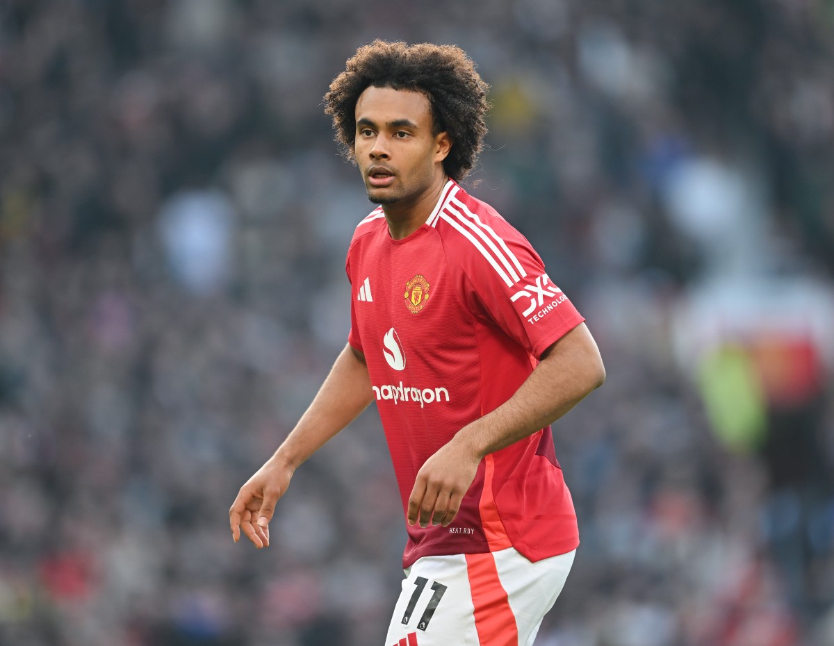 Man United's Joshua Zirkzee in action against Arsenal