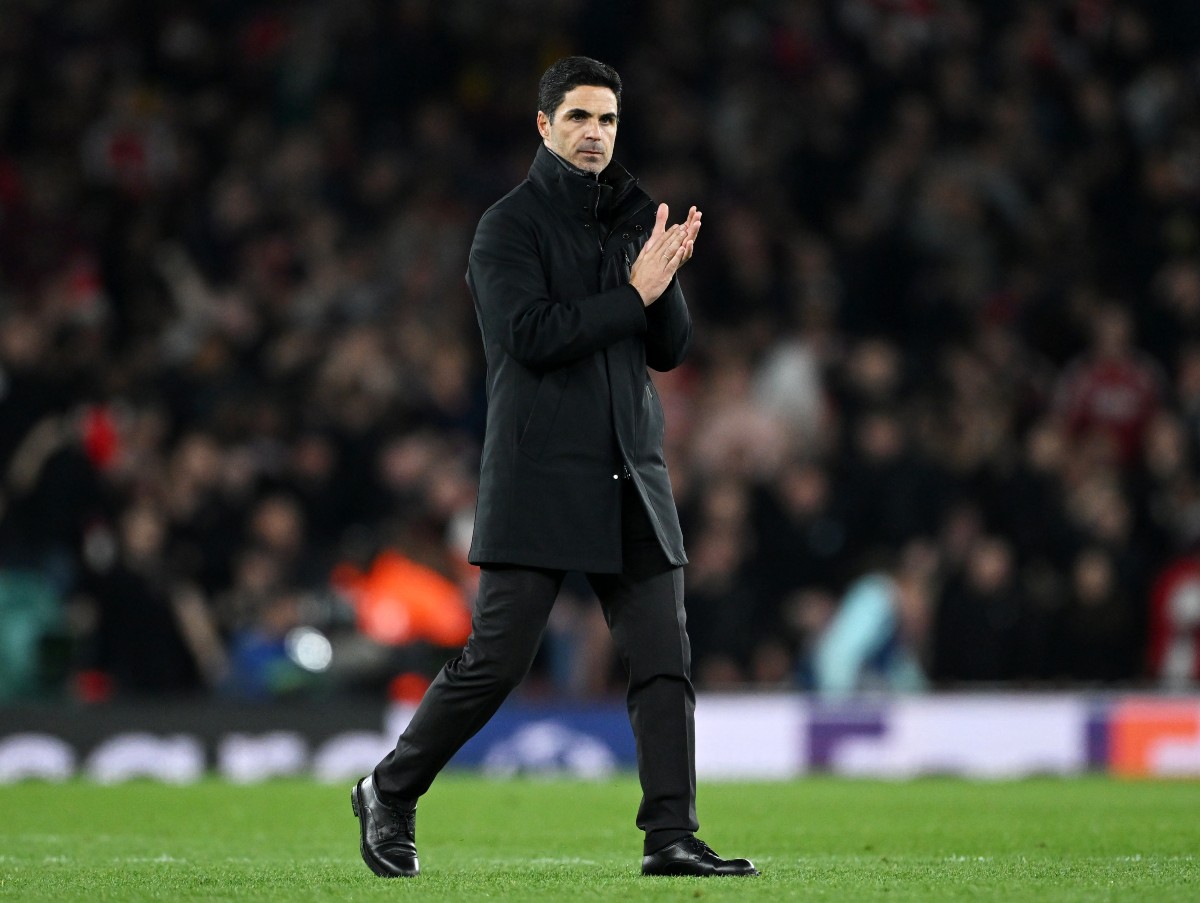 Mikel Arteta applauds the Arsenal fans after the 3-0 win over Real Madrid at the Emirates Stadium