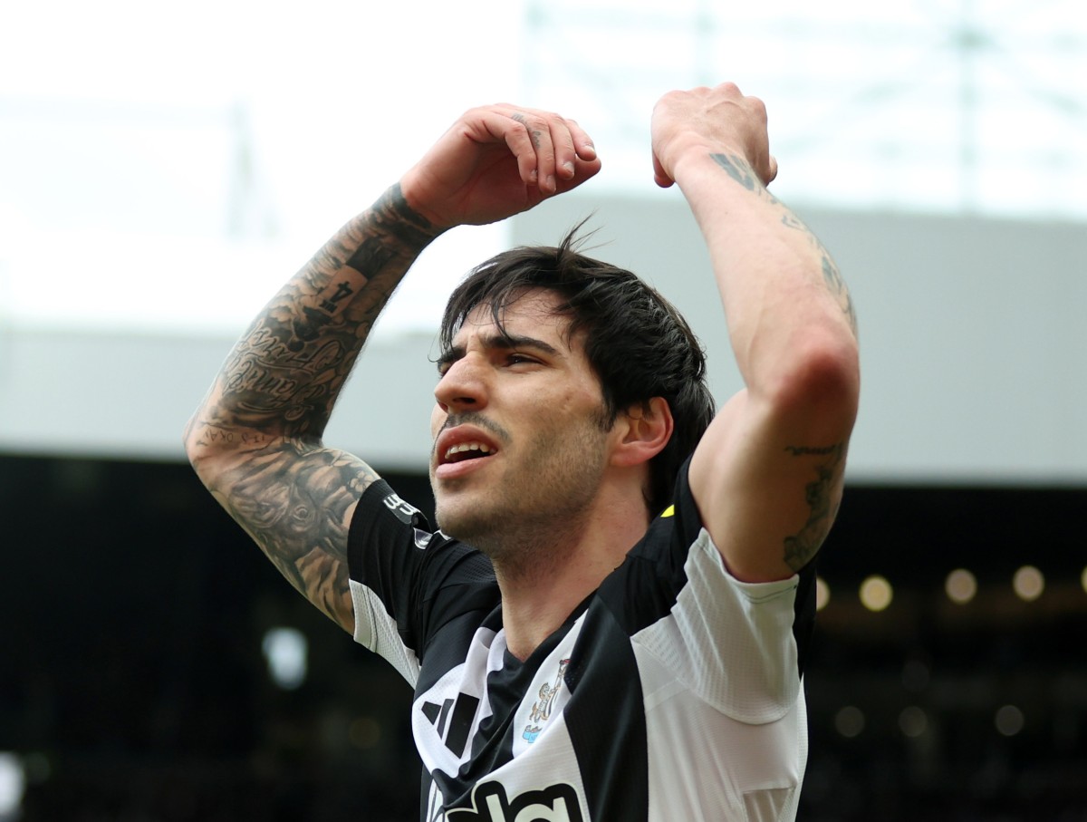 Sandro Tonali celebrates scoring for Newcastle against Man United