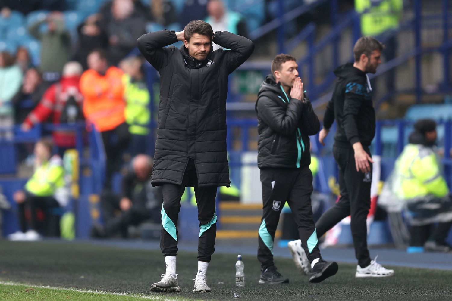 Danny Rohl, director of Sheffield Winzdai, interacts during the Sky Bet championship match between Sheffield on Wednesday FC and Middlesbrough FC in Helboro on April 21, 2025 in Sheffield, England