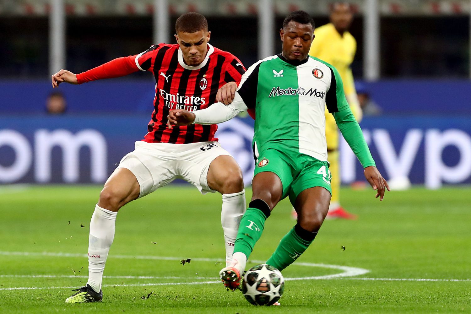 Romano: deal is done for Aston Villa to land 18-year-old on 4-year deal 1 Zepiqueno Redmond in action for Feyenoord