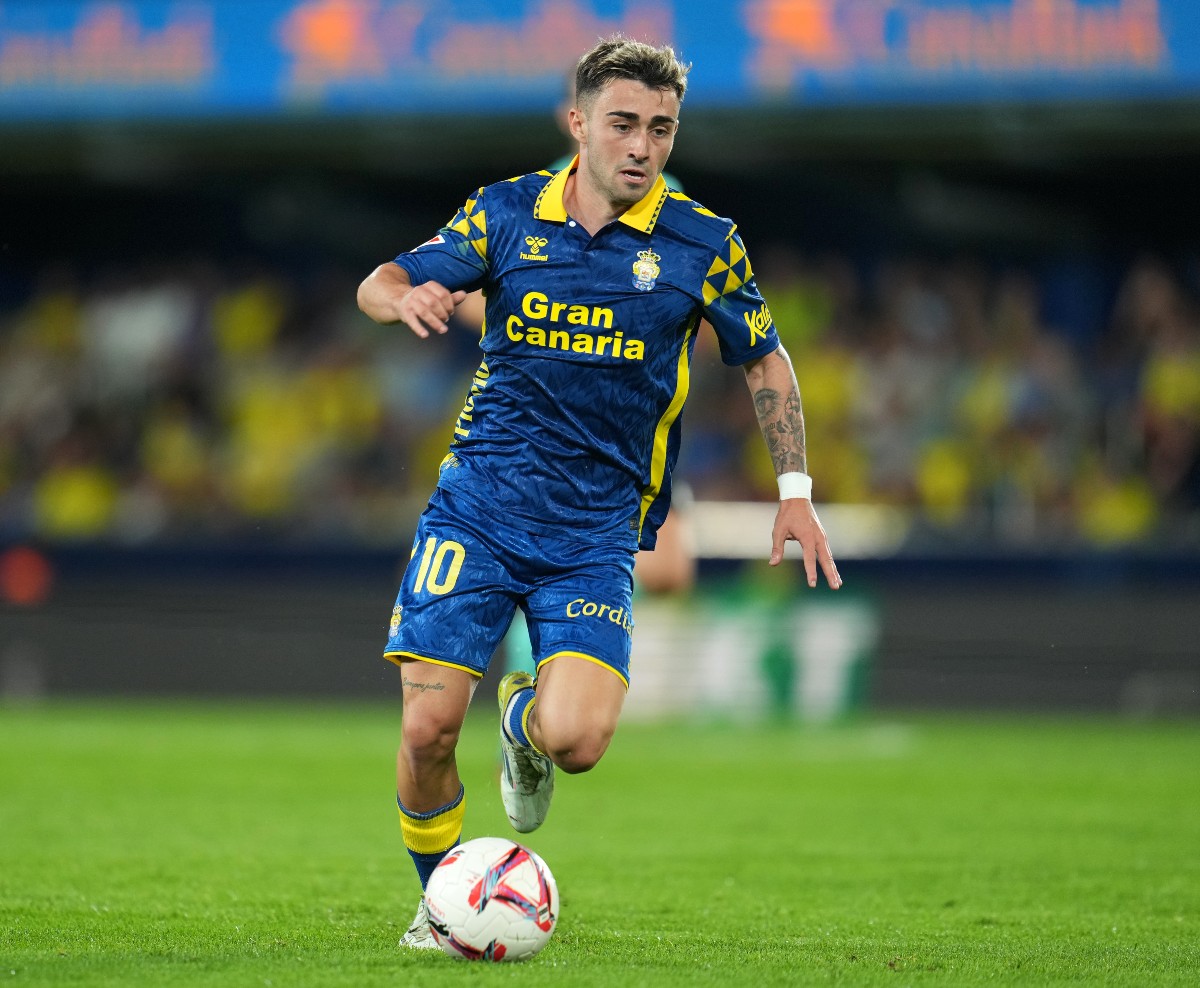 Alberto Moleiro in action for Las Palmas
