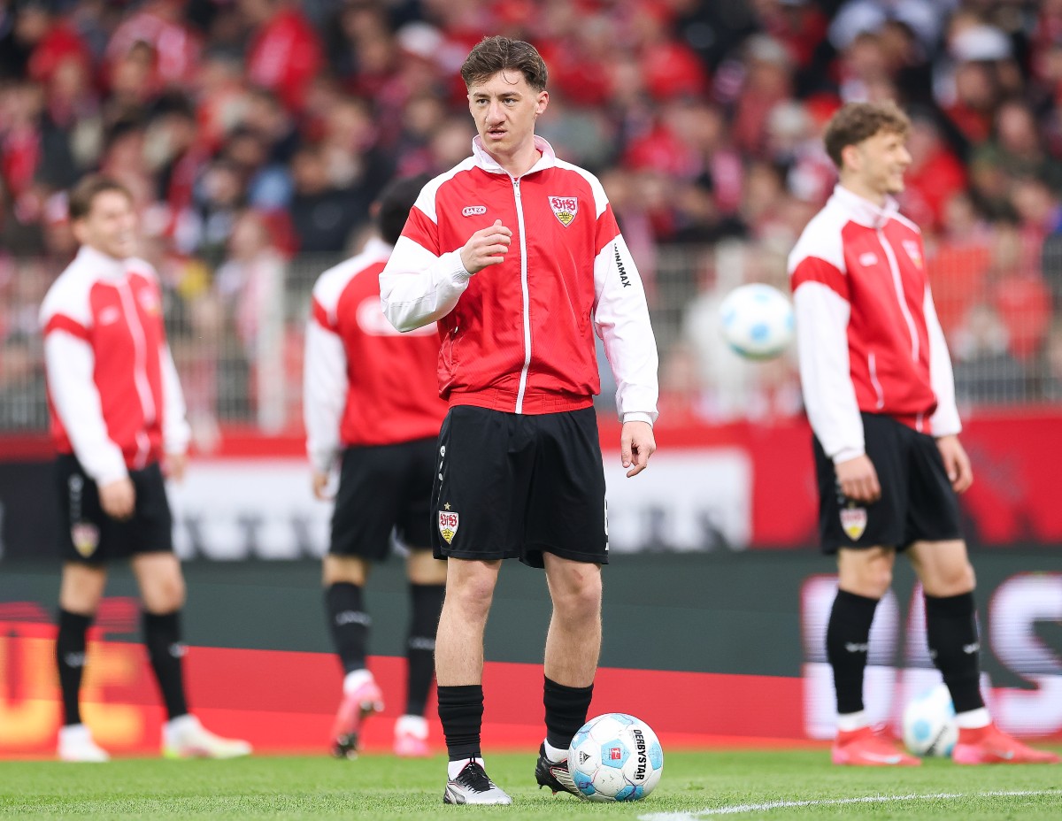 Angelo Stiller warming up for Stuttgart