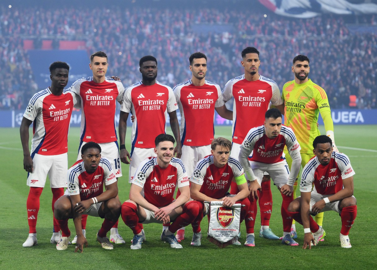 Arsenal lining up before the PSG game
