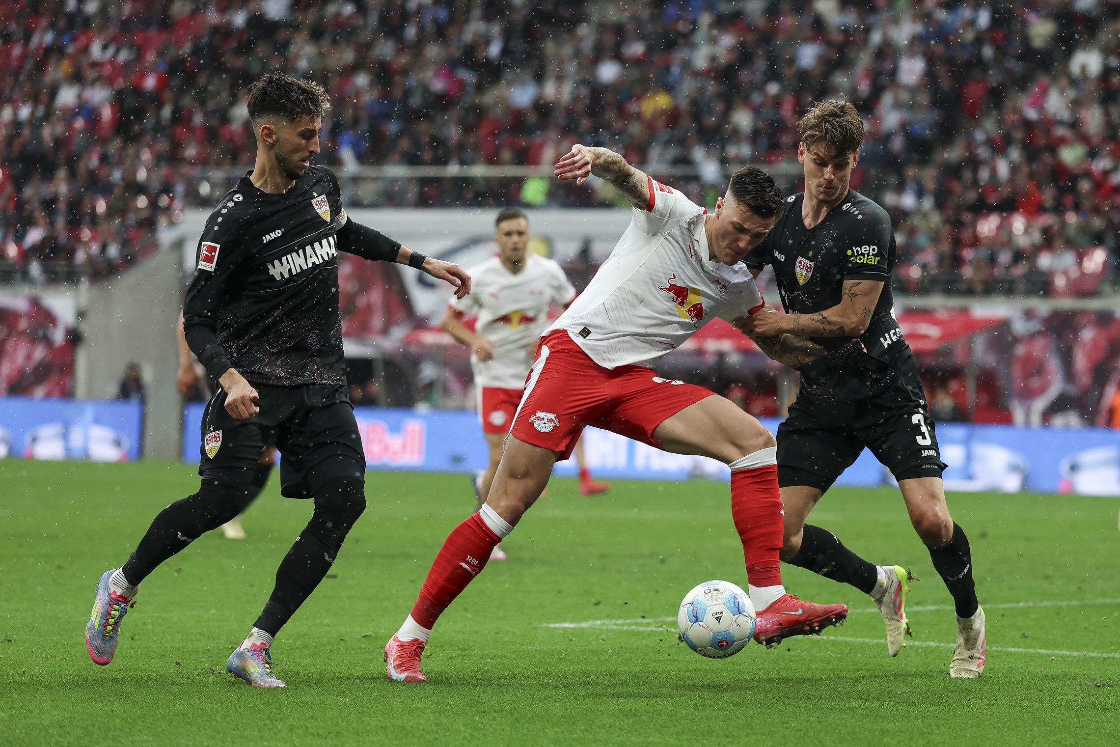 Benjamin Sesko dribbles with the ball in the Bundesliga.