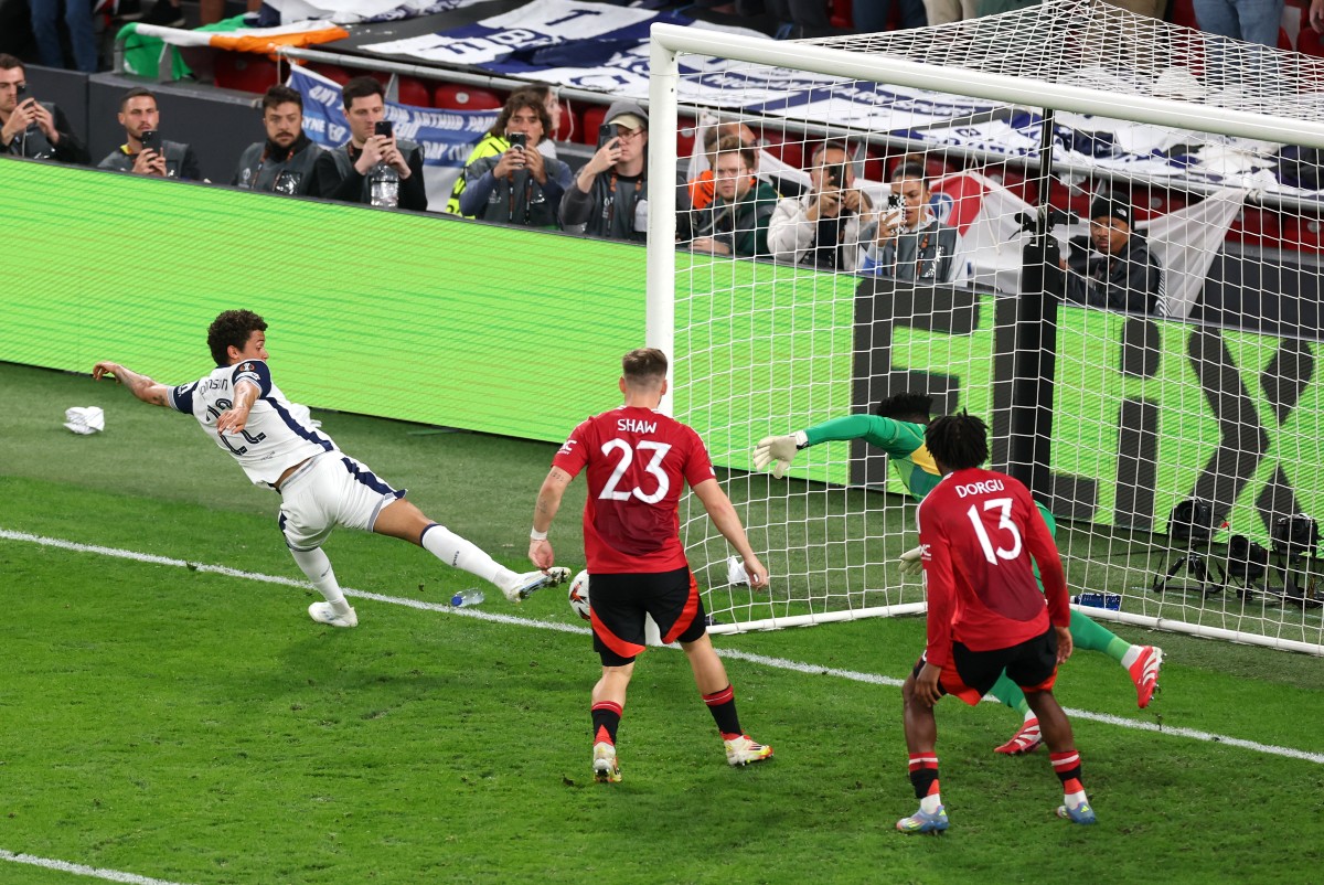 Brennan Johnson scores for Tottenham against Manchester United