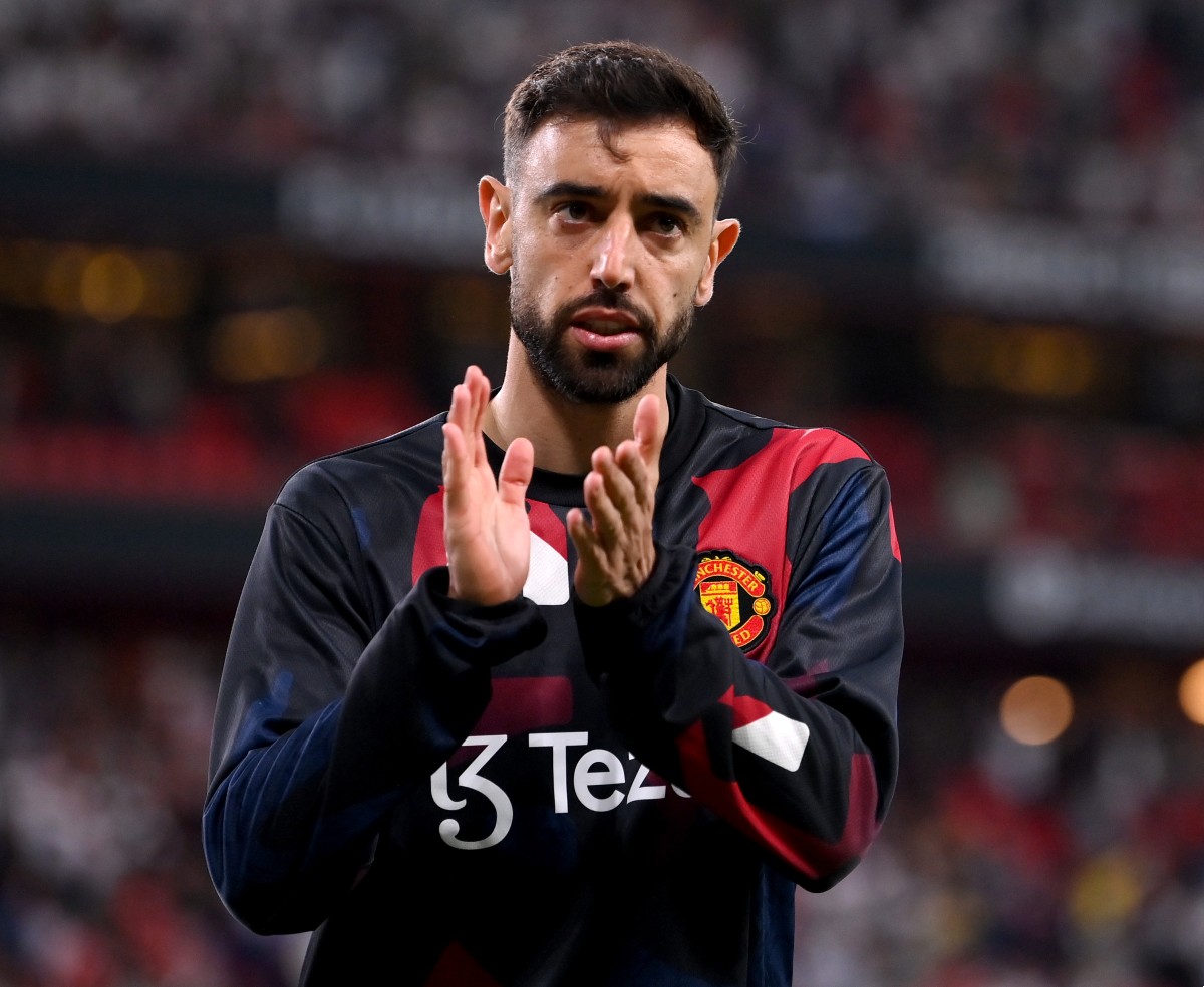 Bruno Fernandes welcomes Manchester United fans during warming before the Europa League final