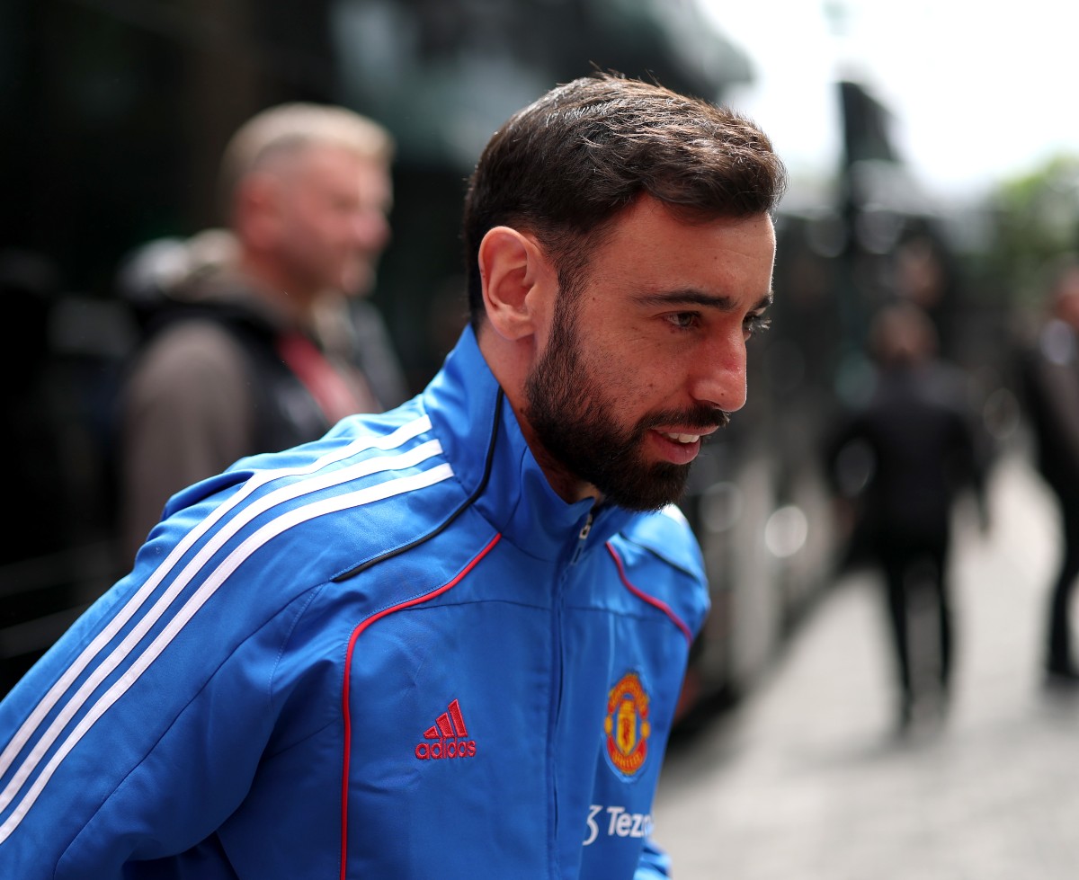 Bruno Fernandes steps off the Man United team bus