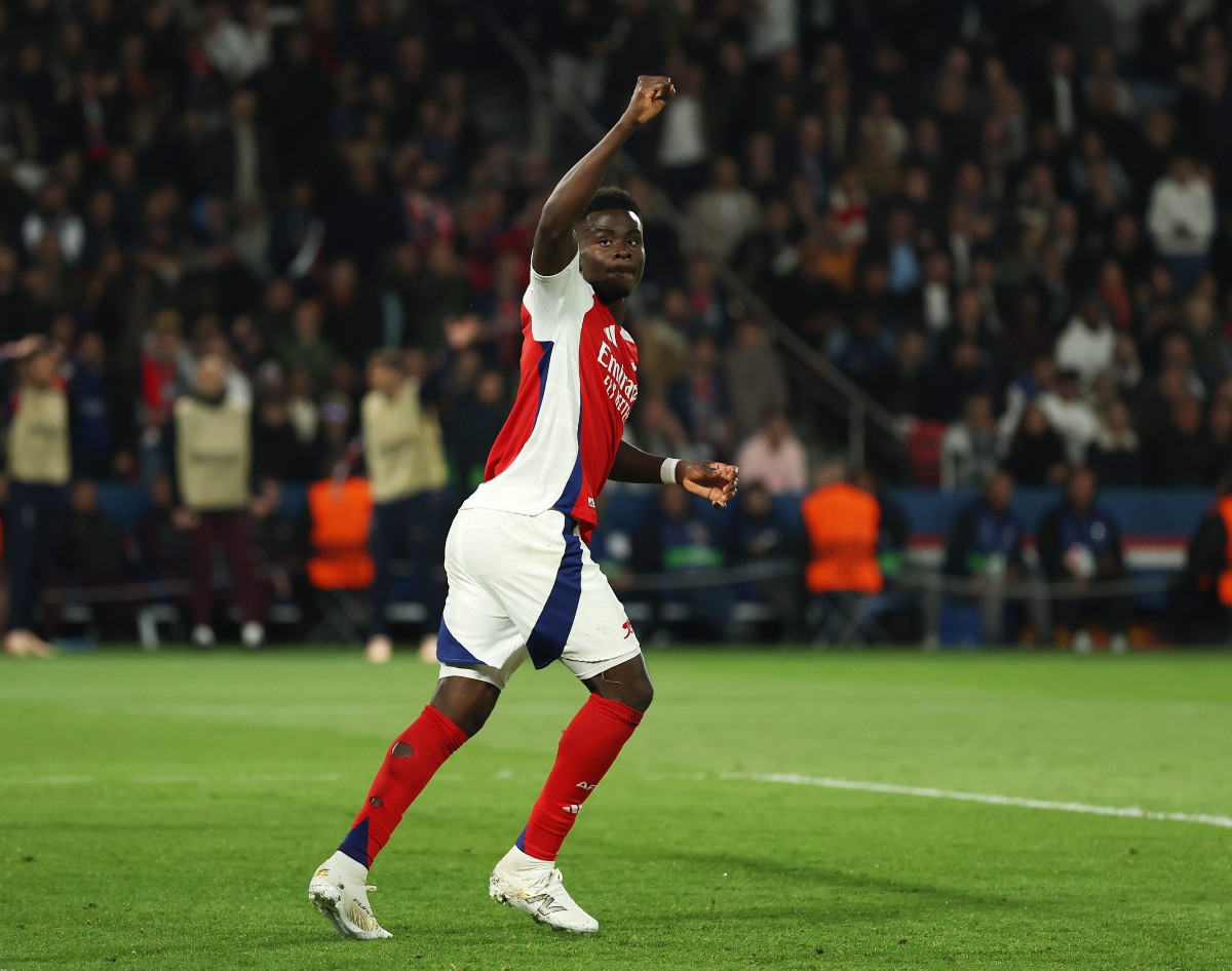 Bukayo Saka marks an arm for Arsenal