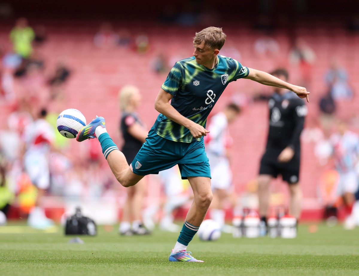 Dean Huijsen warming up for Bournemouth before the Arsenal game