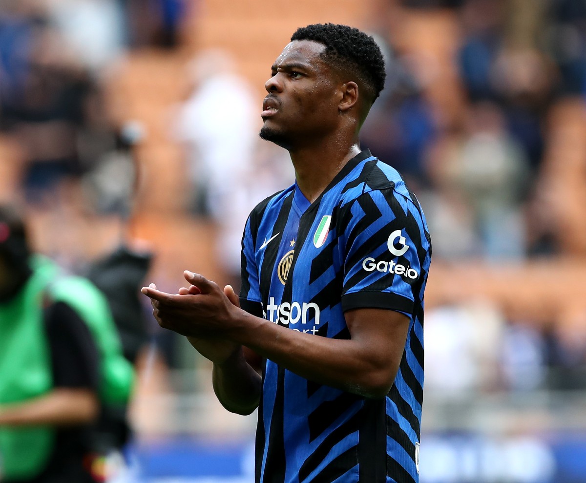 Denzel Dumfries applauds the Inter Milan fans