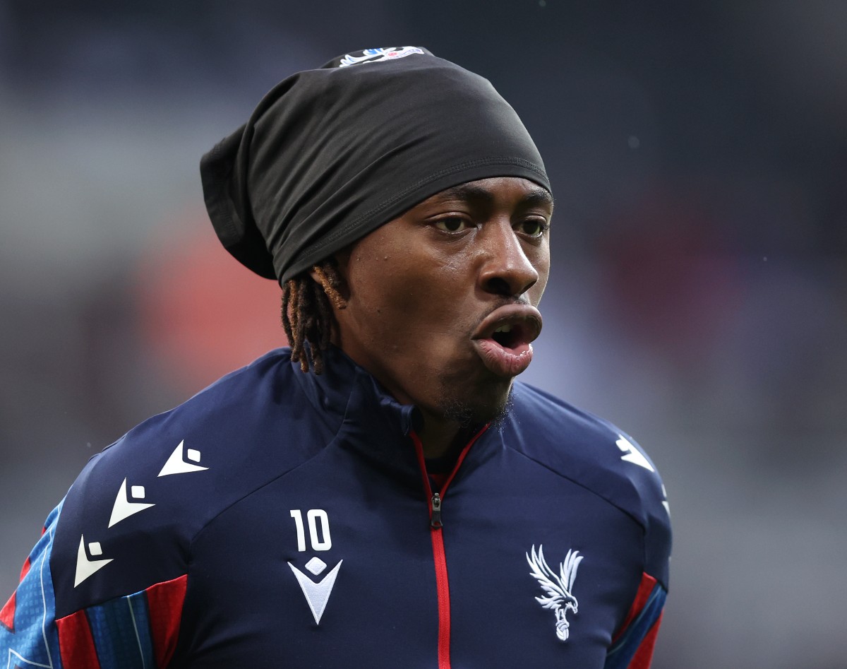Eberechi Eze warming up for Crystal Palace