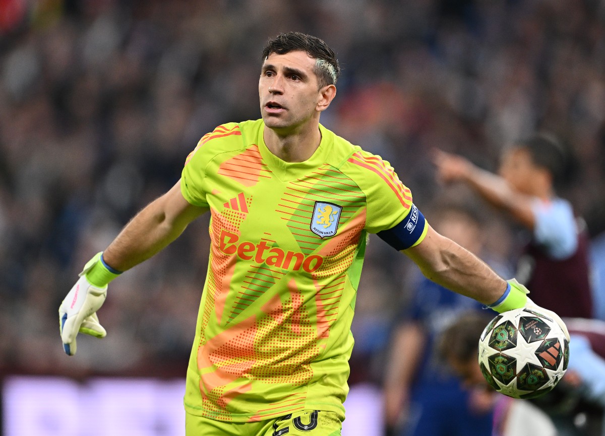 Man United make offer to sign Aston Villa goalkeeper Emi Martinez 1 Emiliano Martinez in action for Aston Villa