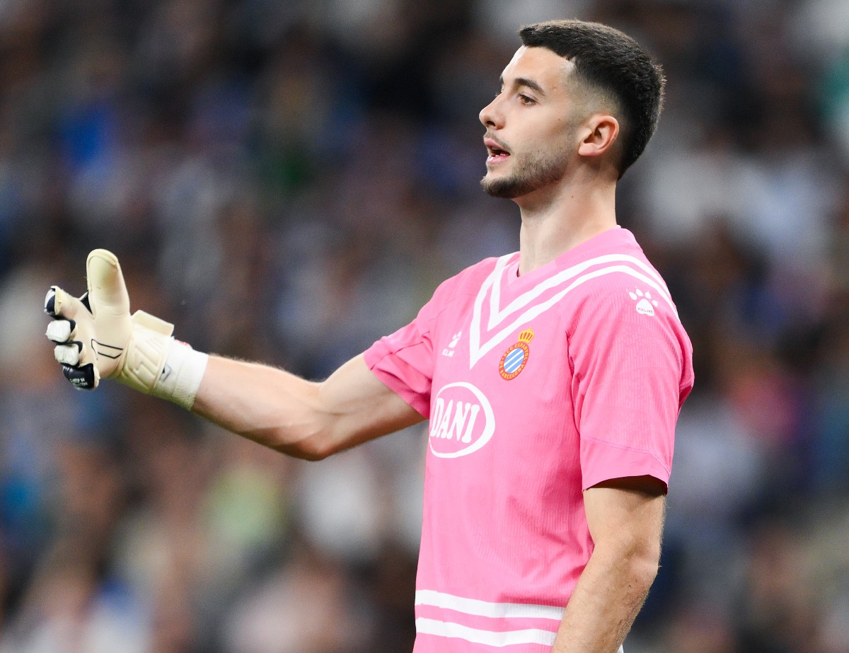 Espanyol goalkeeper Joan Garcia in action against Barcelona