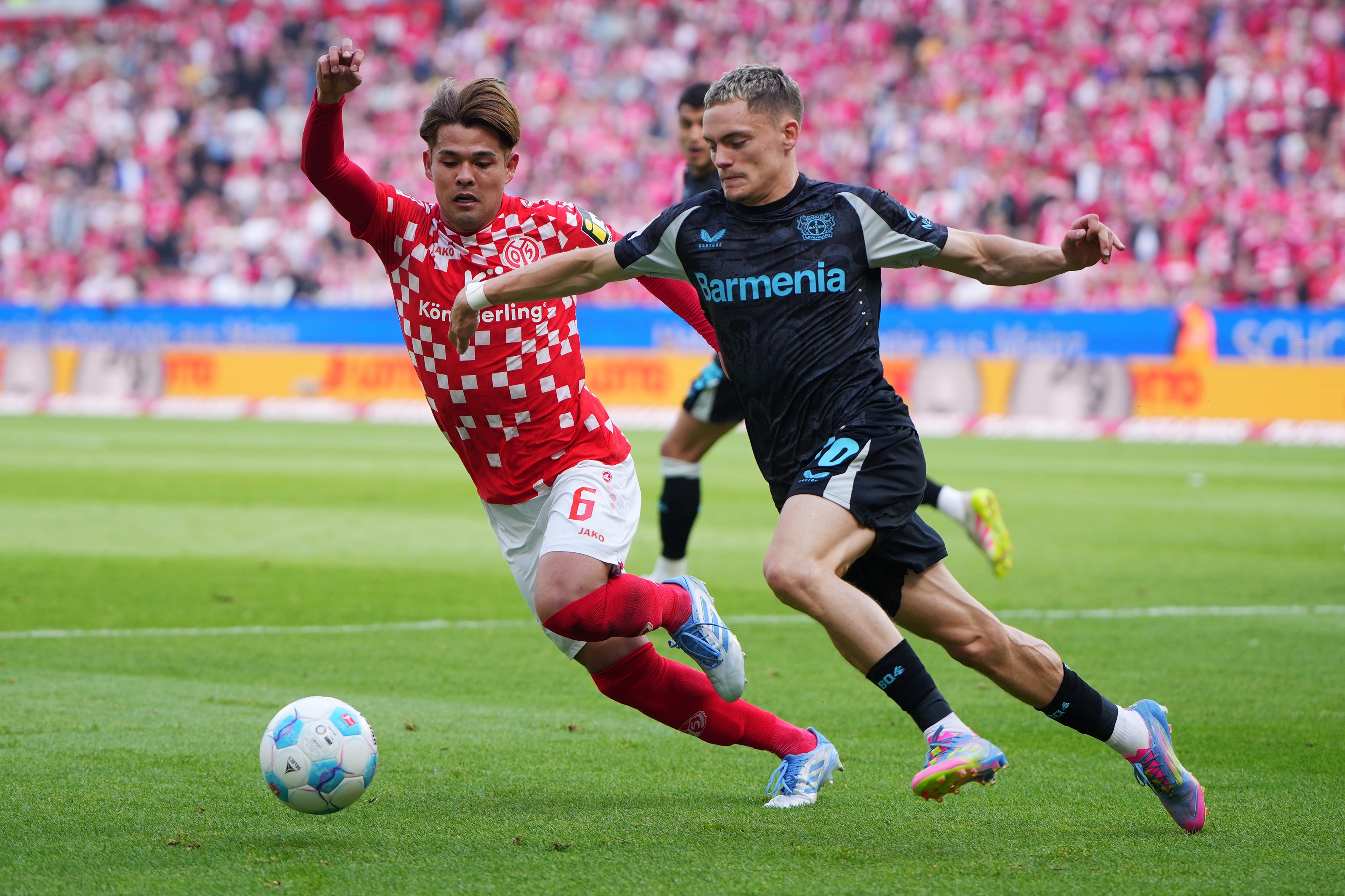 Florian Wirtz dribbled past Kaishu Sano of Mainz.