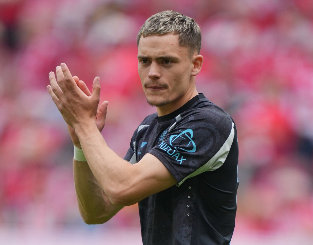 Florian Wirtz applauds the fans