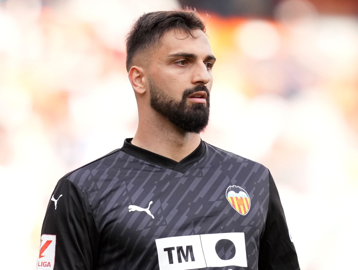Giorgi Mamardashvili in action for Valencia