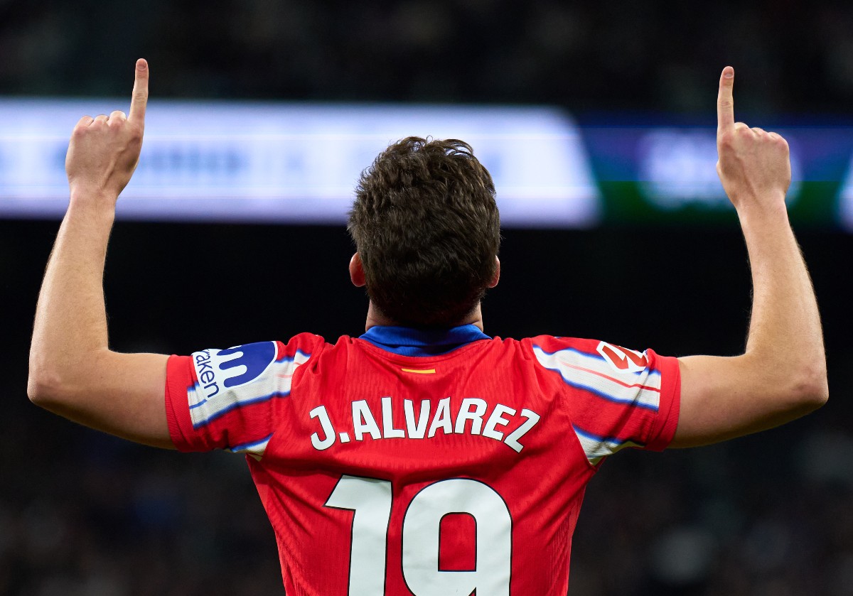 Julian Alvarez marks an arm for Atletico Madrid