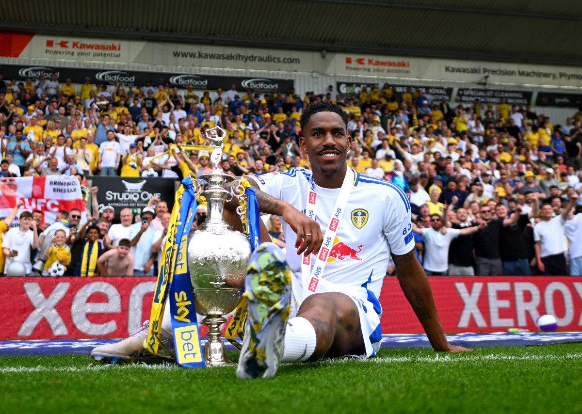 Junior Firpo with the Championship trophy