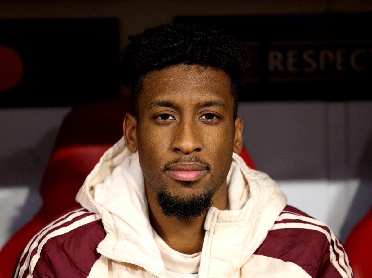Kingsley Coman sitting on Bayern Munich bench