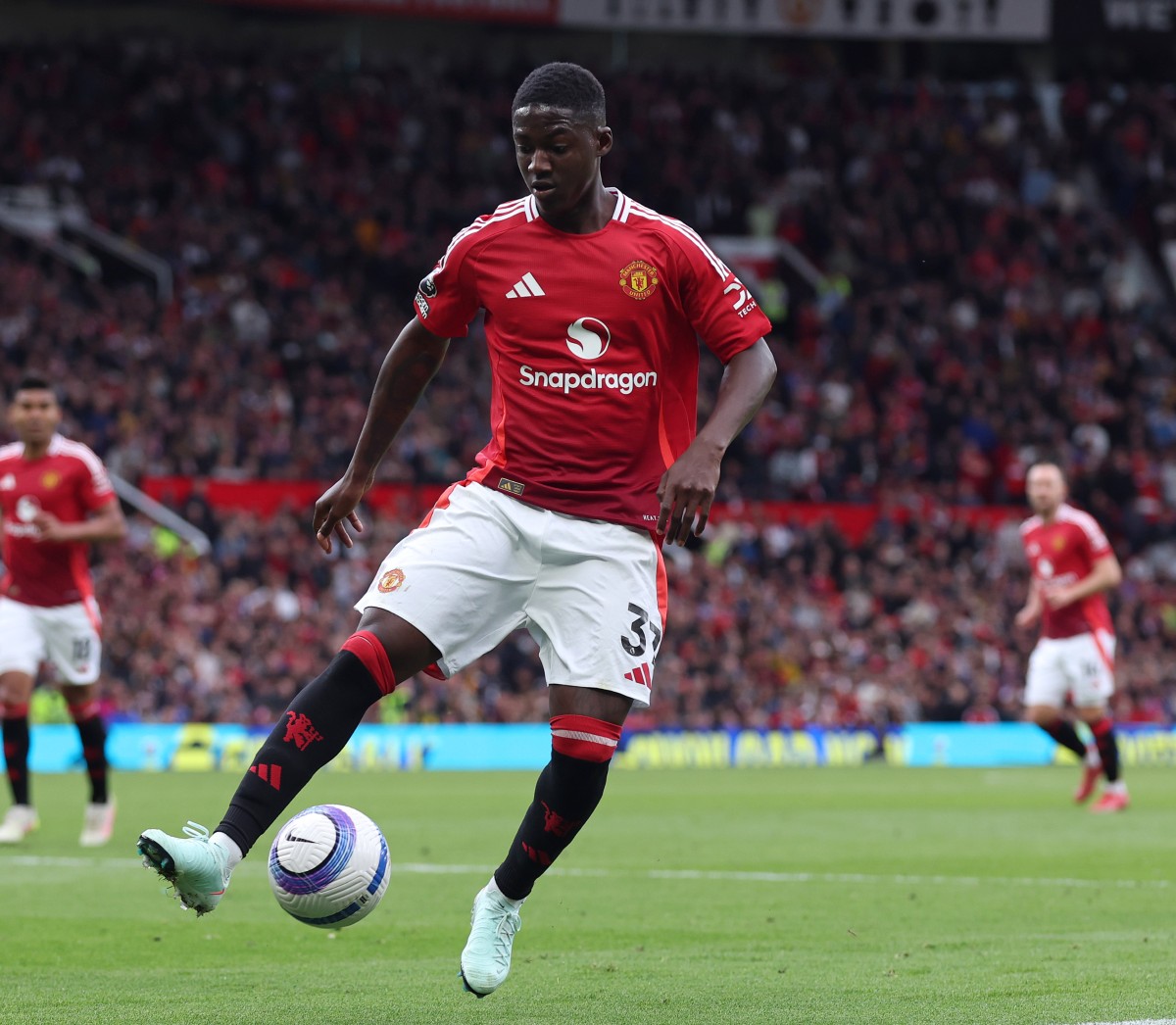 Kobbie Mainoo at work for Man UTD