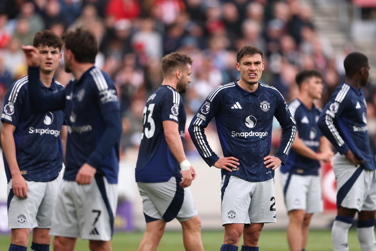 Man United players react during the defeat to Brentford