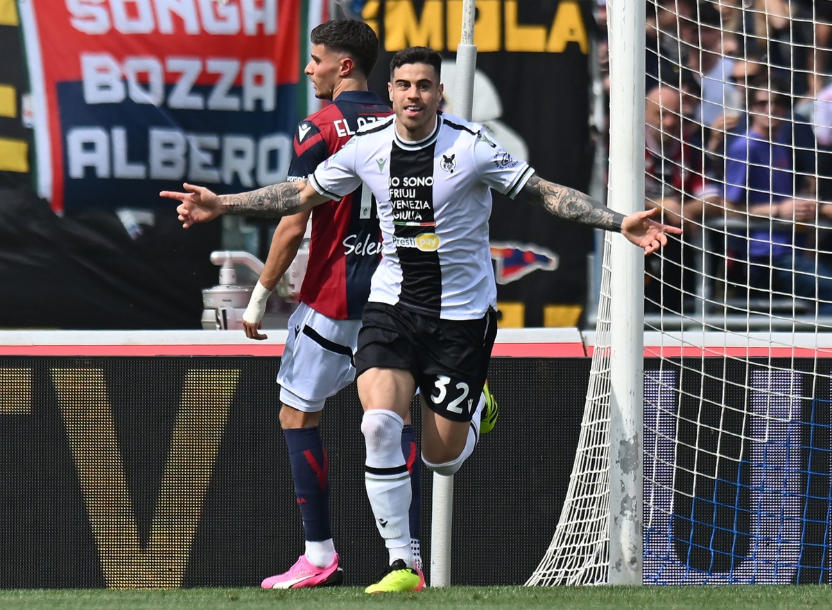Martin Bayro celebrates the goal of Udines