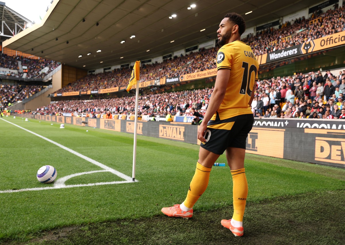 Matheus Cunha prepares to take a corner for Wolves