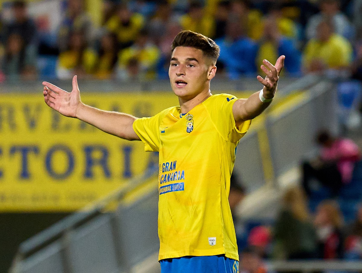 Mika Marmolio at work for Las Palmas