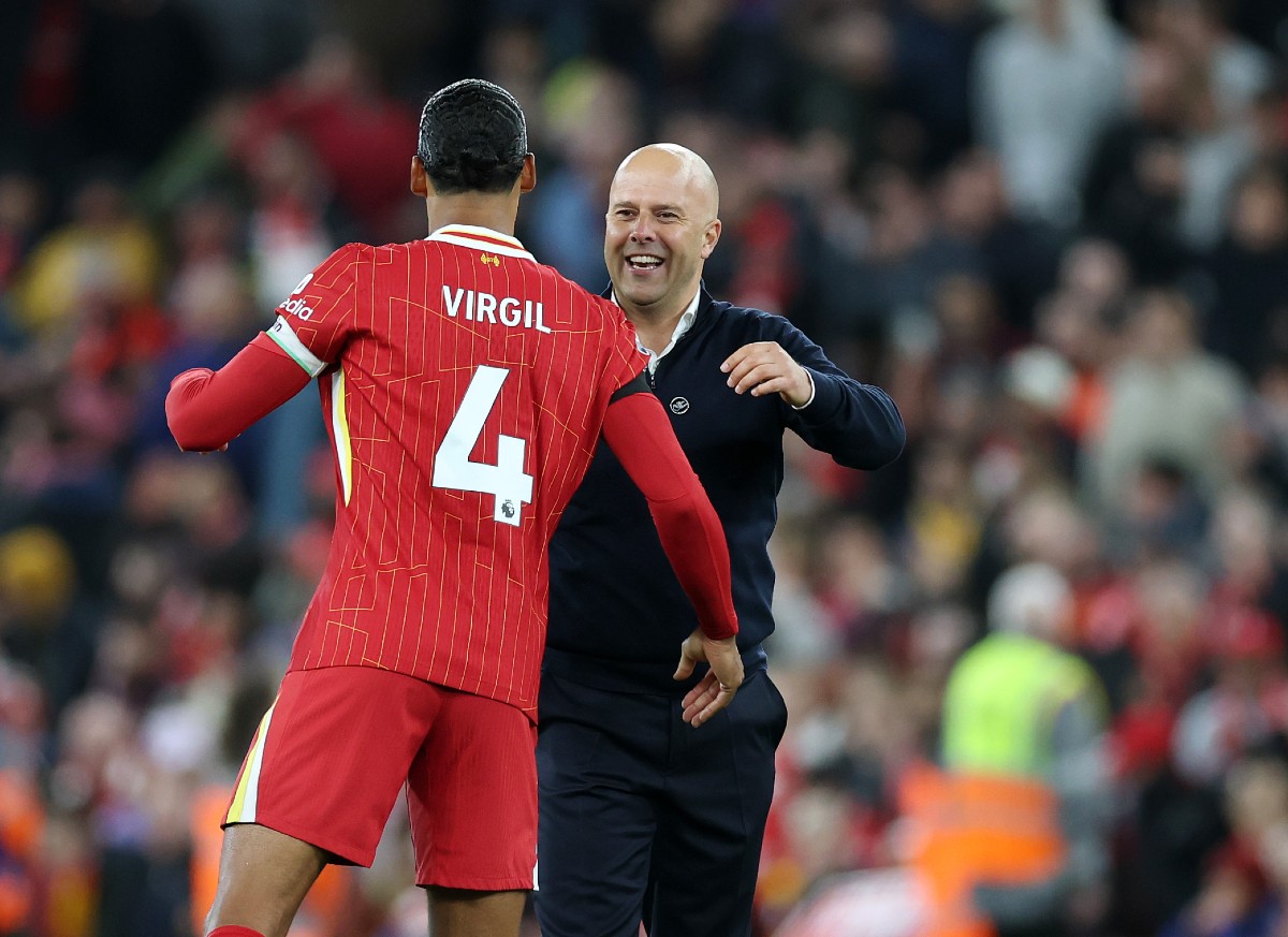 Virgil van Dijk celebrates with Arne Slot