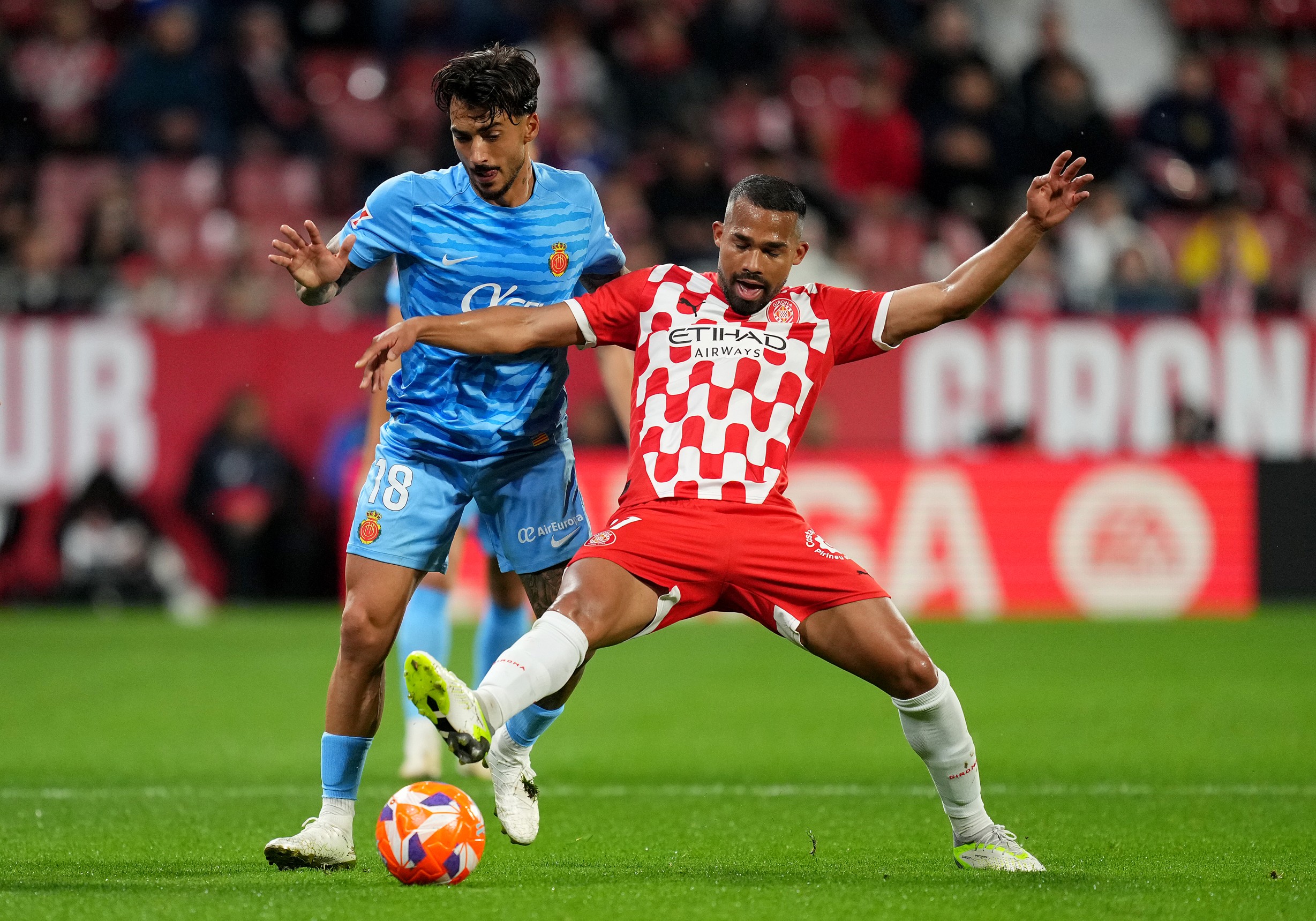 Antonio Sanchez di RCD Maiorca è sfidato da Yangel Herrera di Girona FC