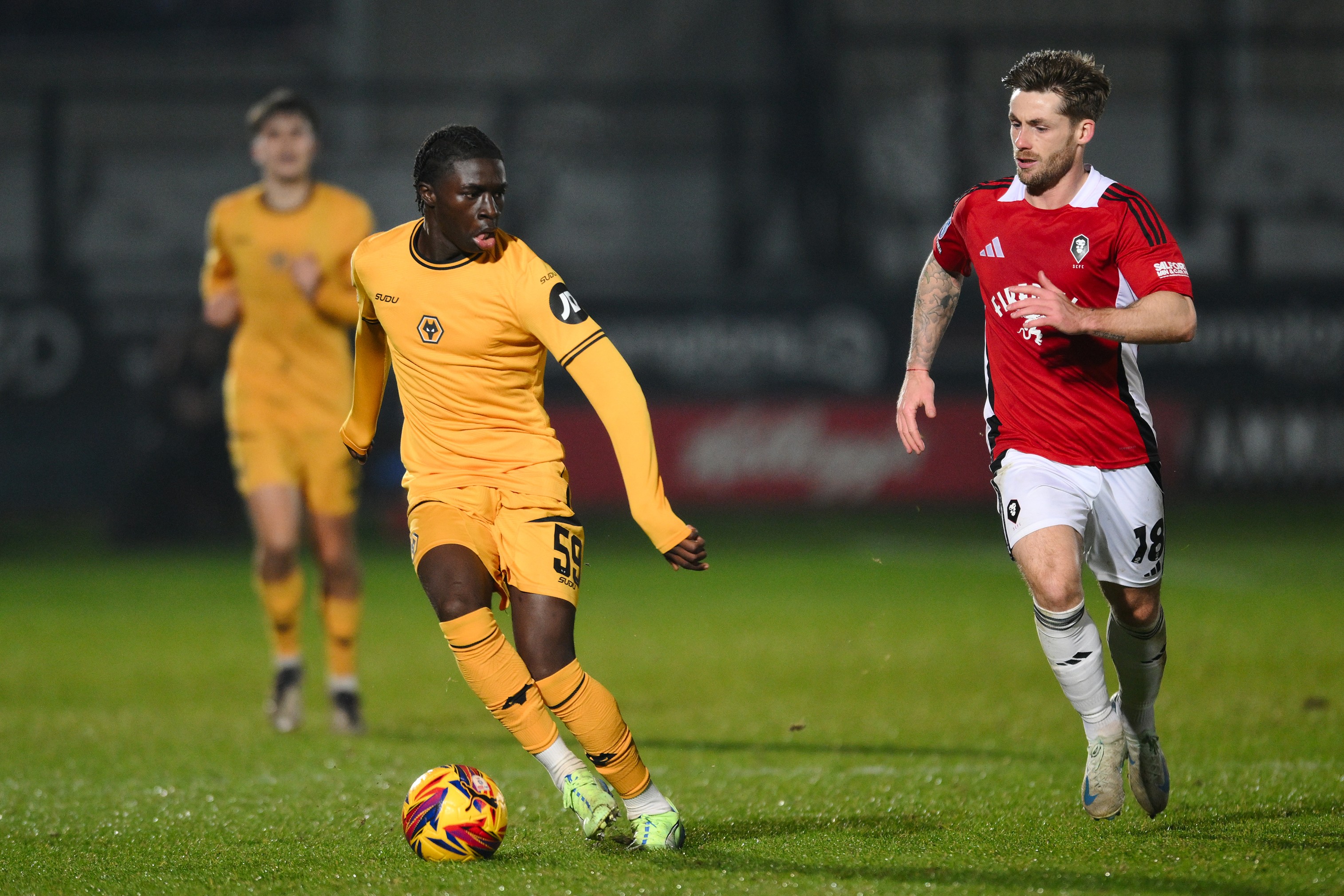 Matius Mane is running from Wolverhampton and Wanders with the ball