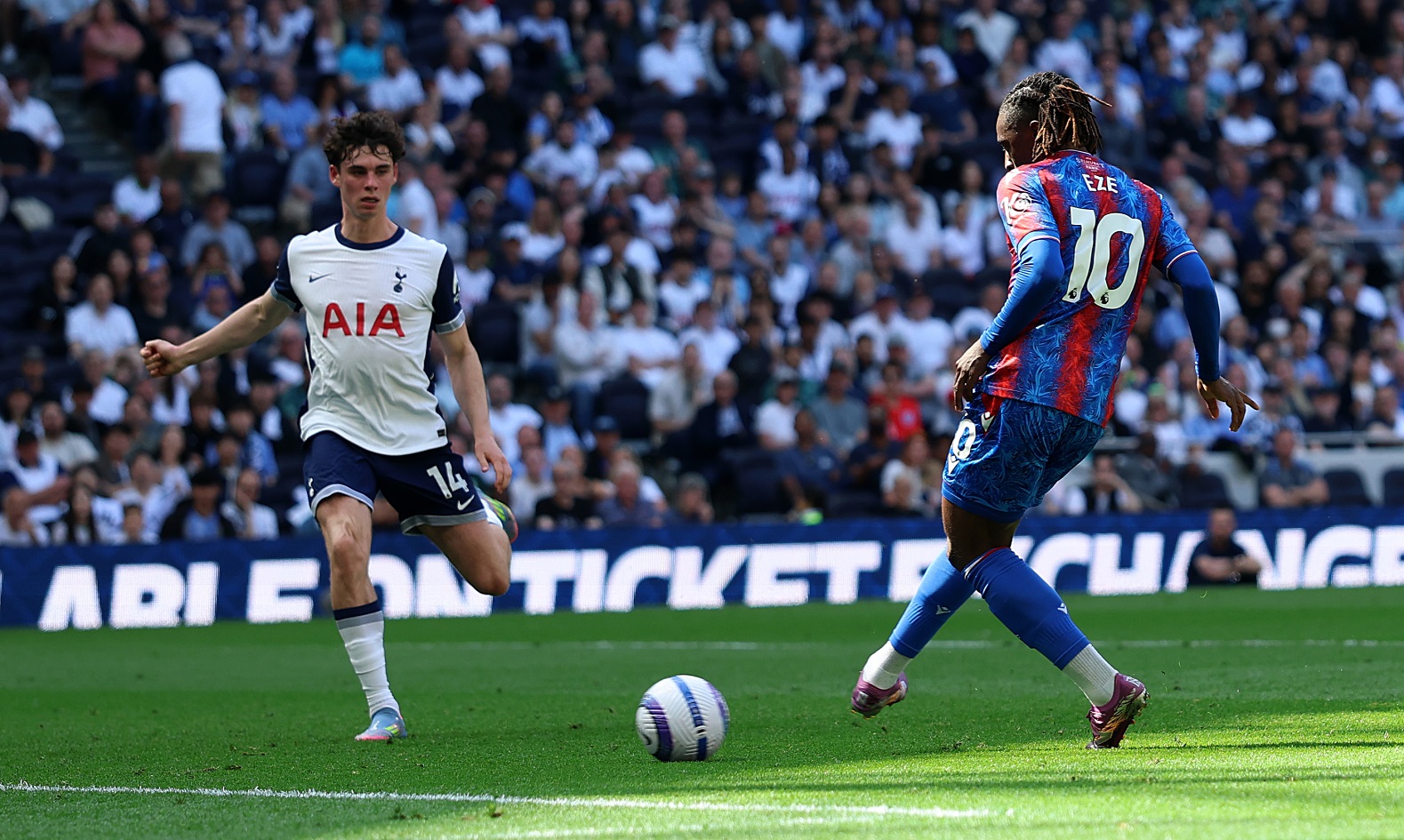 Eberechi Eze in action for Crystal Palace