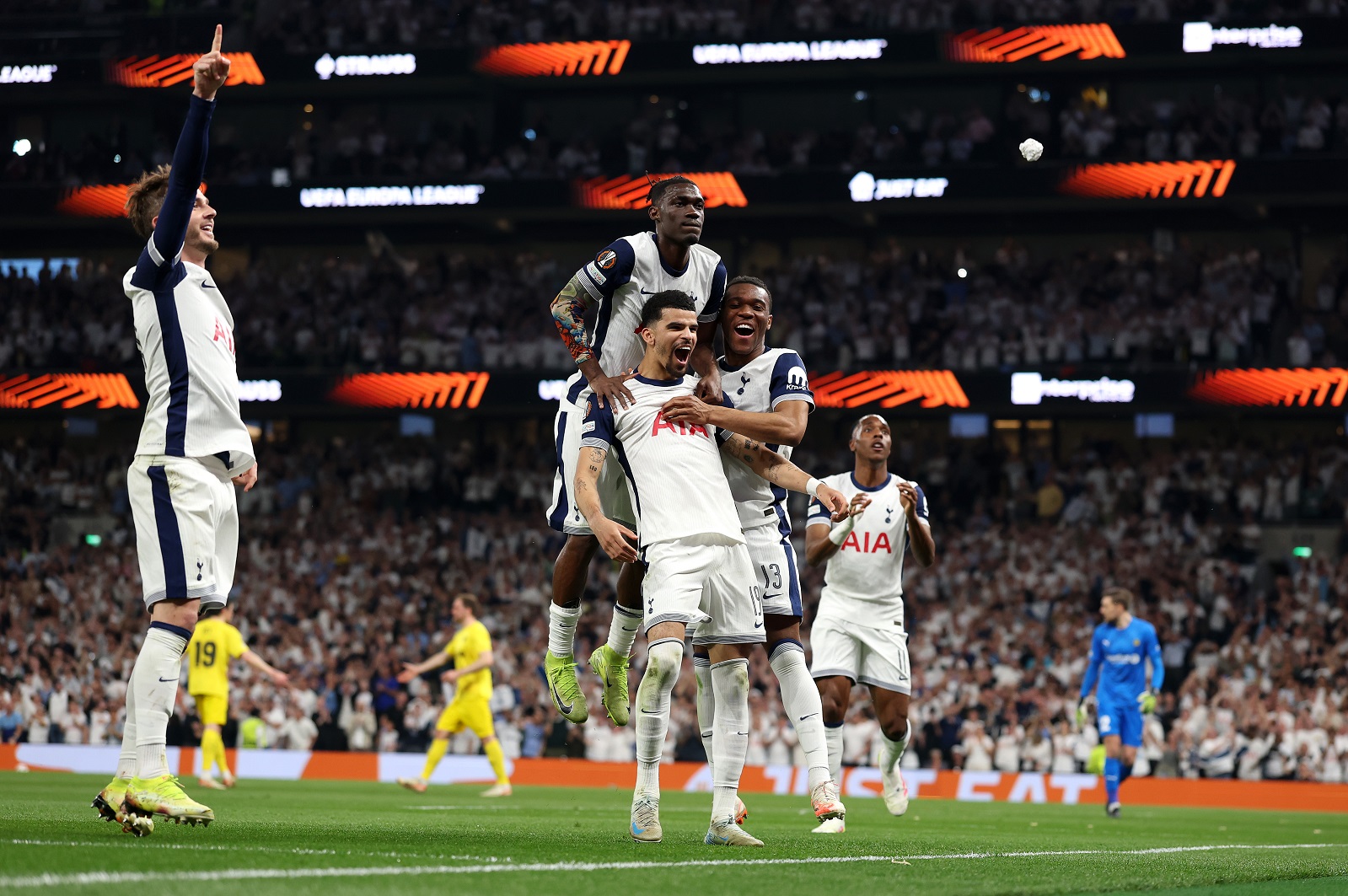 Tottenham players celebrating