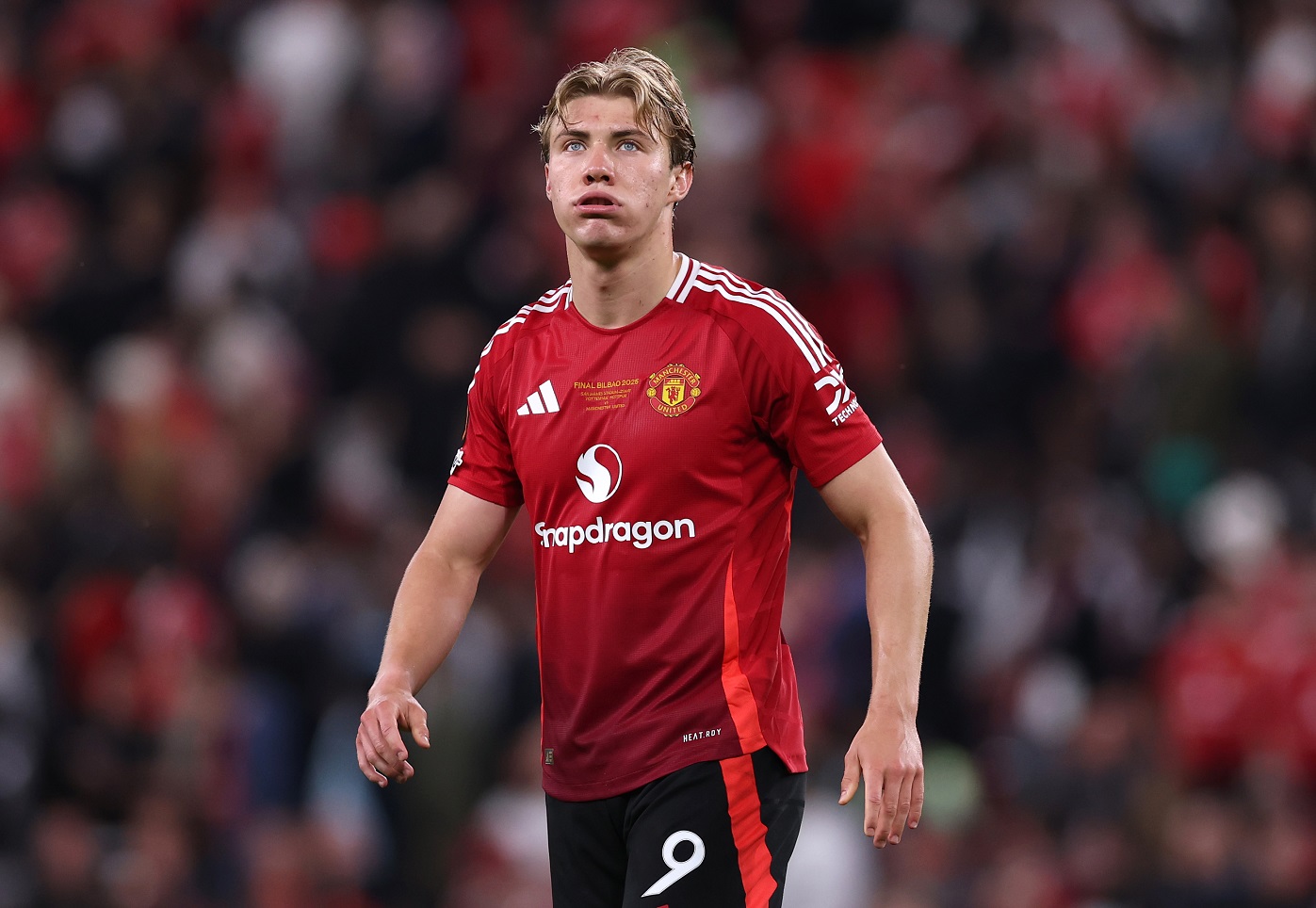 Rasmus Hojlund connecting the man