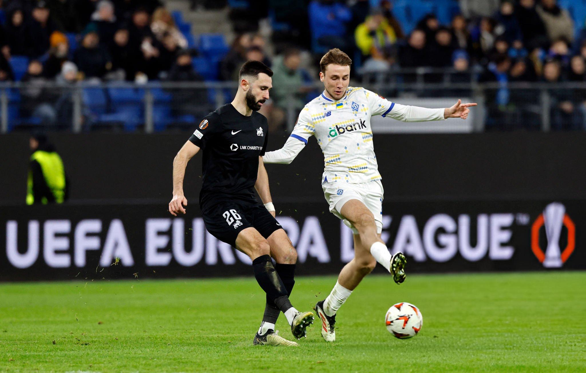 FK RFS 'Serbian midfielder # 26 Stefan panic (L) and Dynamo Kiev 11 Vladyslav Vanat Vite