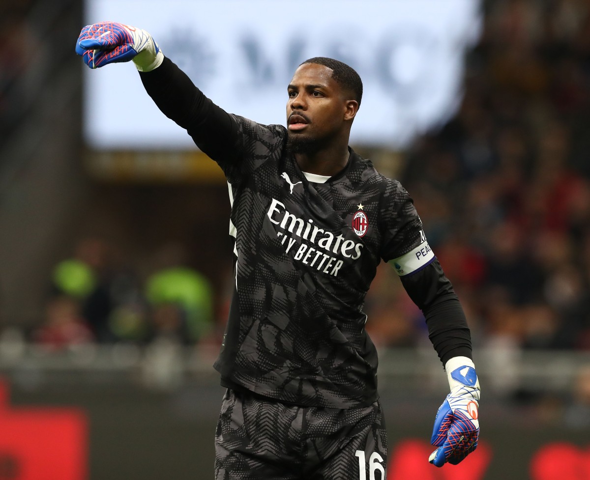 AC Milan goalkeeper Mike Maignan is moving against Naples