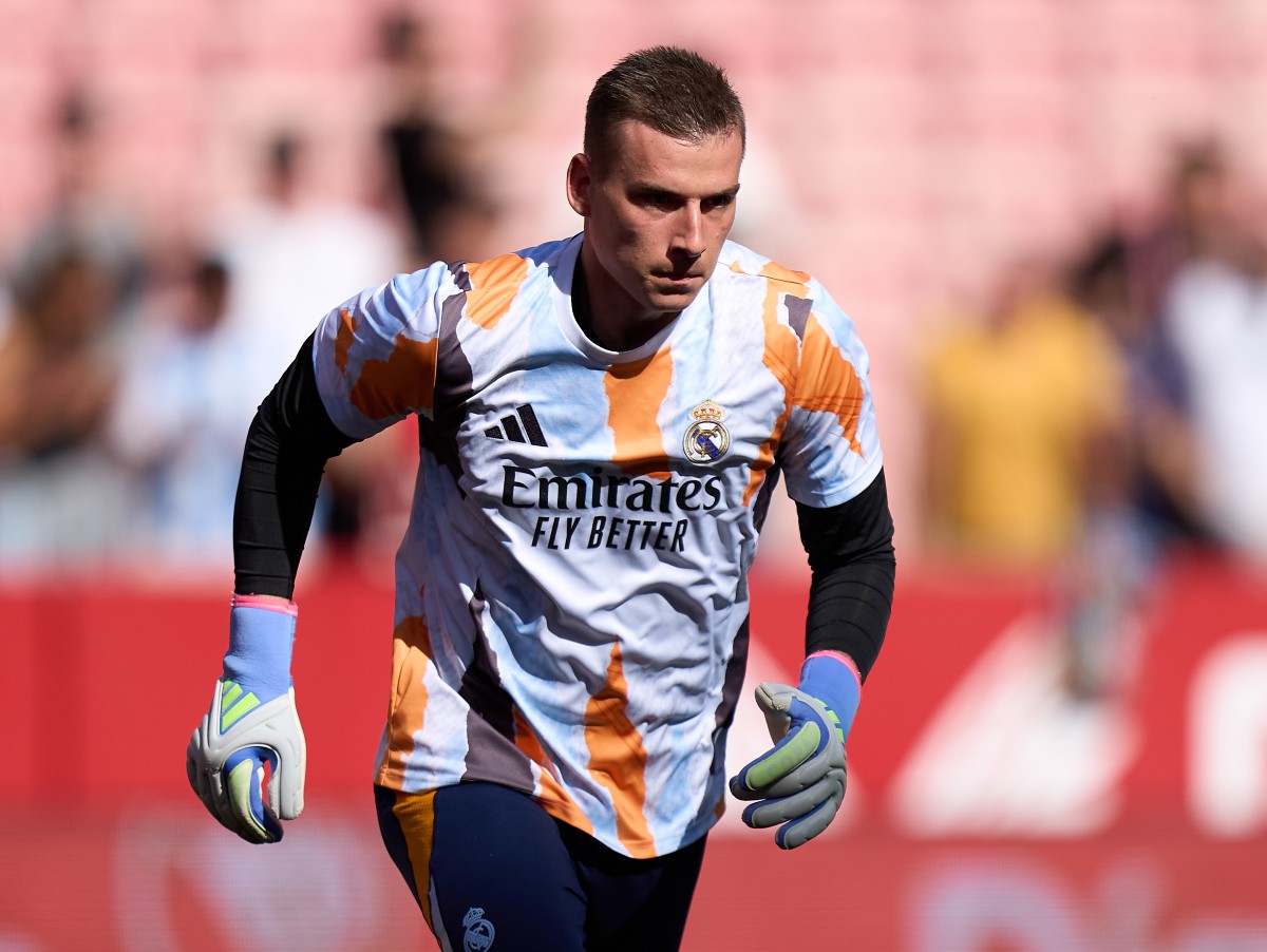 Andriy Lunin warming up for Real Madrid