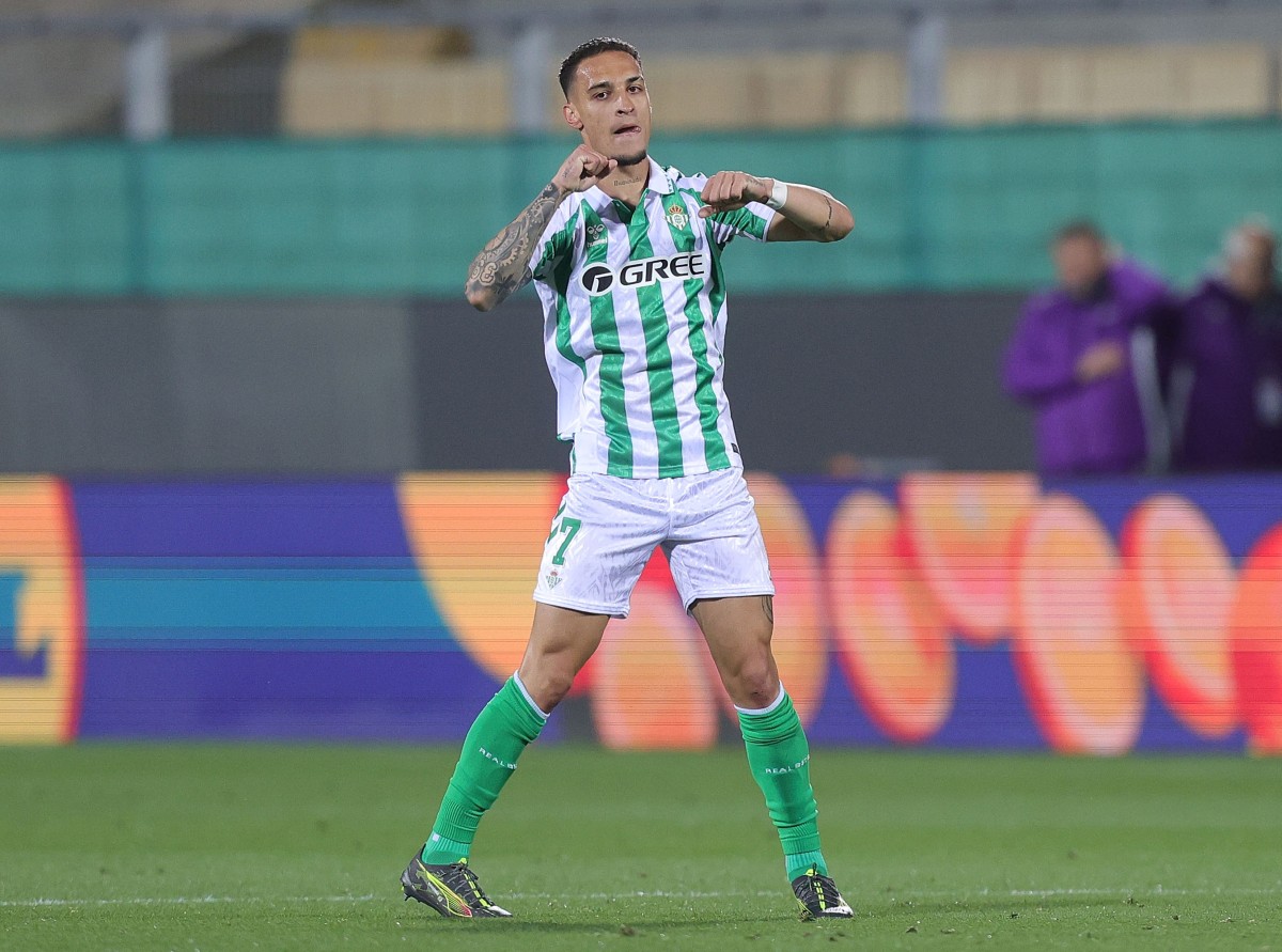 Anthony celebrates the goal of Real Betis against Fiorentina