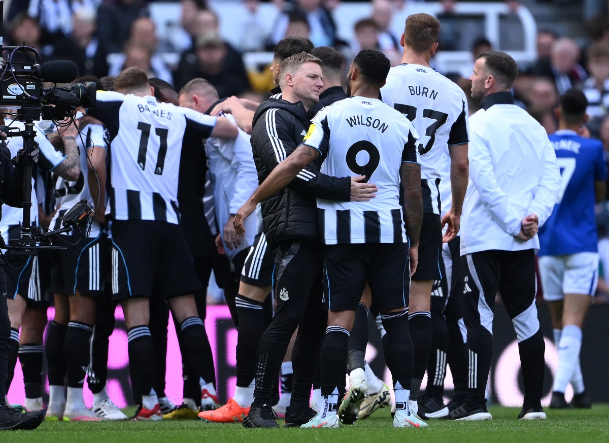 Eddie Howe with his Newcastle players