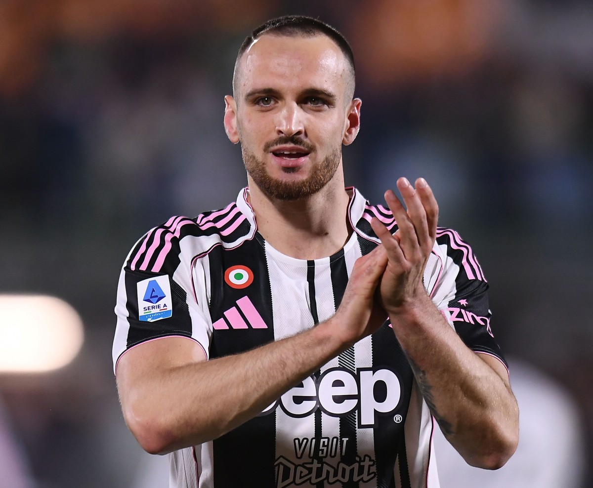 Federico Gatti applaudes Juventus fans
